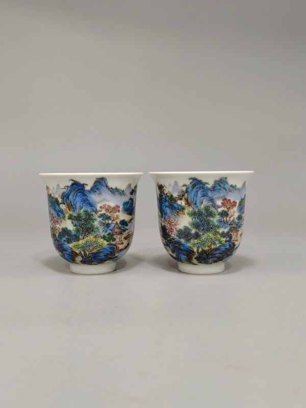中国陶瓷◆「 清◆ 雍正年製 粉彩山水人物図杯 一対◆ 箱付 」 高さ約：9CM 幅さ約：9.5CM