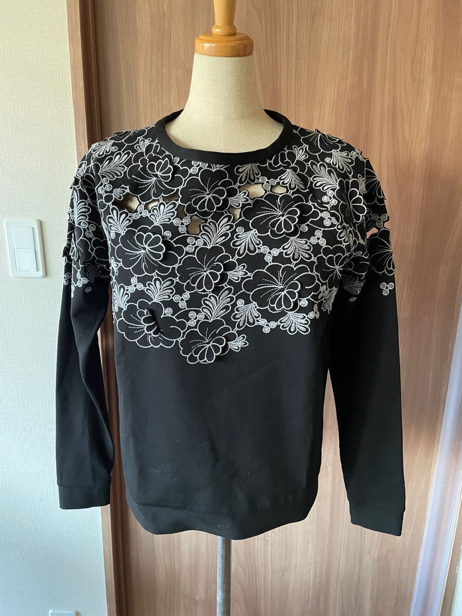 tibi カット刺繍のスウェットトップ