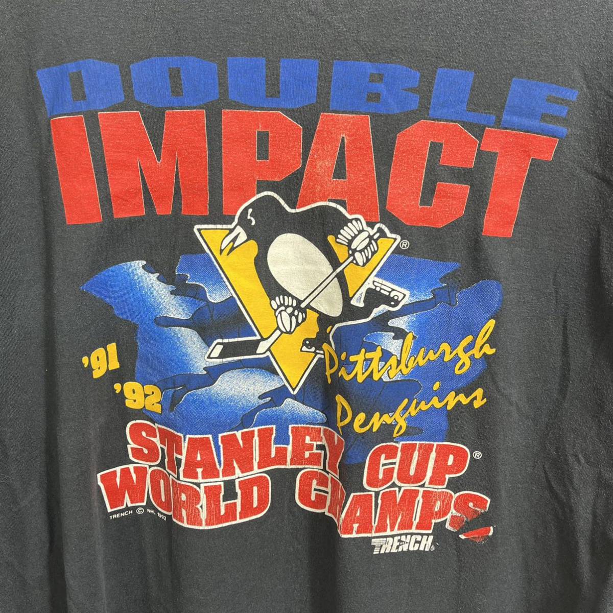 ■ 90s USA製 ビンテージ TRENCH NHL ペンギンズ '91 '92 STANLEY CUP WORLD CHAMPS イラスト Tシャツ サイズXL 黒 ホッケー PENGUINS ■_画像4