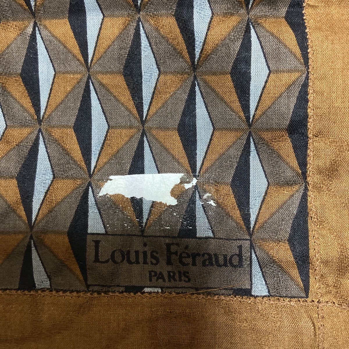 新品 未使用 ルイ フェロー Louis Feraud ハンカチ　綿100% 茶　匿名配送　ゆうパケット　格安　激安　お買い得　メンズ 紳士用　男女兼用_画像2