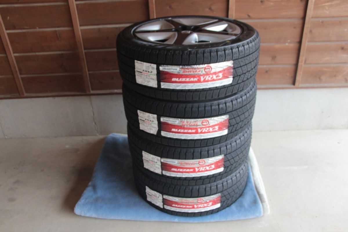 未使用ブリヂストンVRX3スタッドレスタイヤ215/45R17+美品プリウス