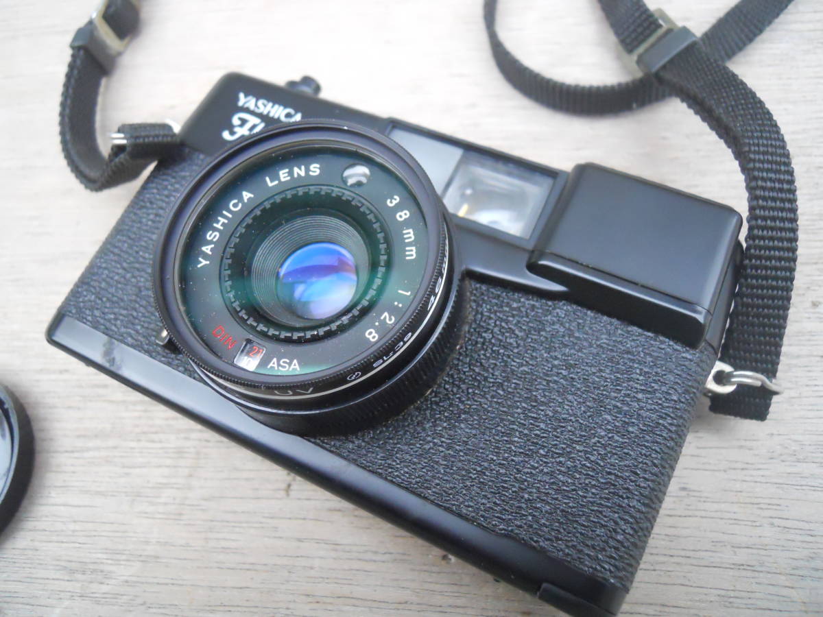 M9165 カメラ YASHICA Flasher YASHICA LENS 1:2.8 38mm 現状 動作チェックなし 傷汚れありゆうパック60サイズ(0412)_画像2