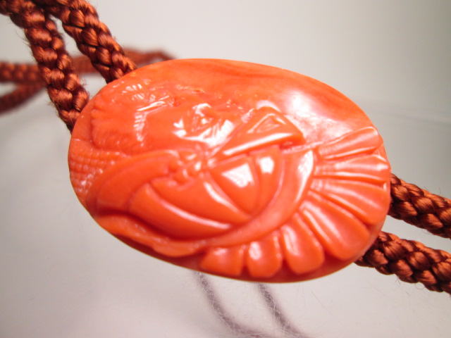 ☆本珊瑚 赤珊瑚のアメリカンインディアン彫刻のループタイ