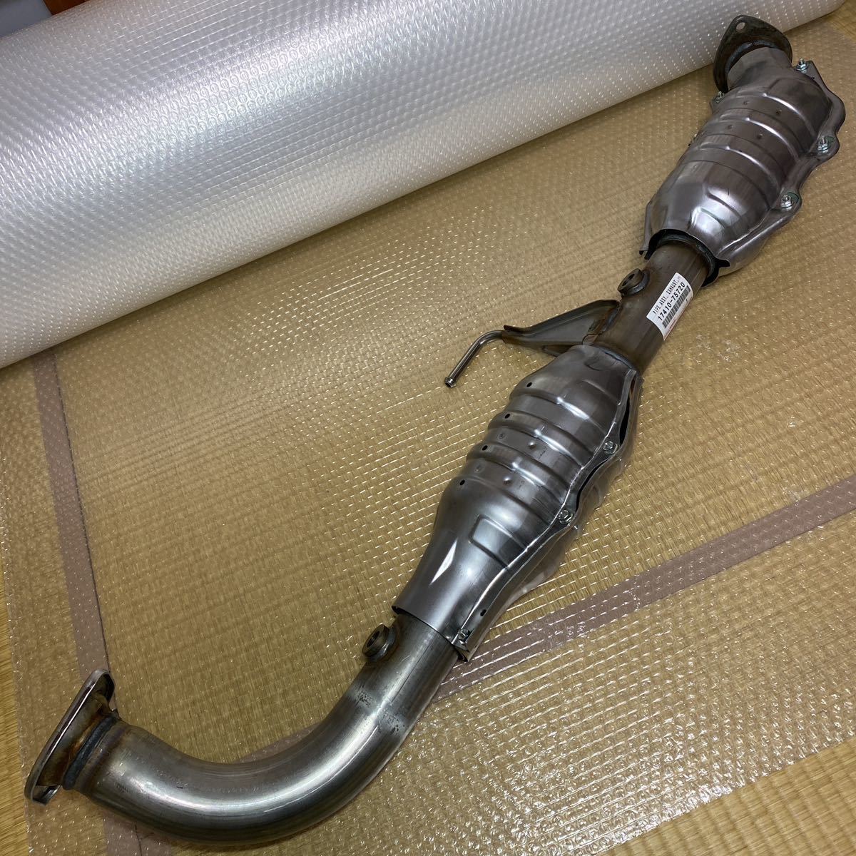 セール品 新品未使用 TOYOTA 純正 ハイエース 触媒 17410-75720