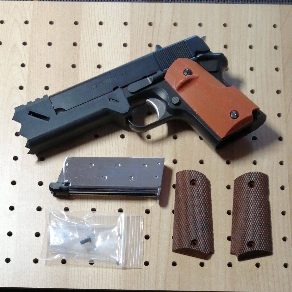 東京マルイ製 ・ガスブロ・デトニクス.45 COMBAT MASTER リコリスリコイル風