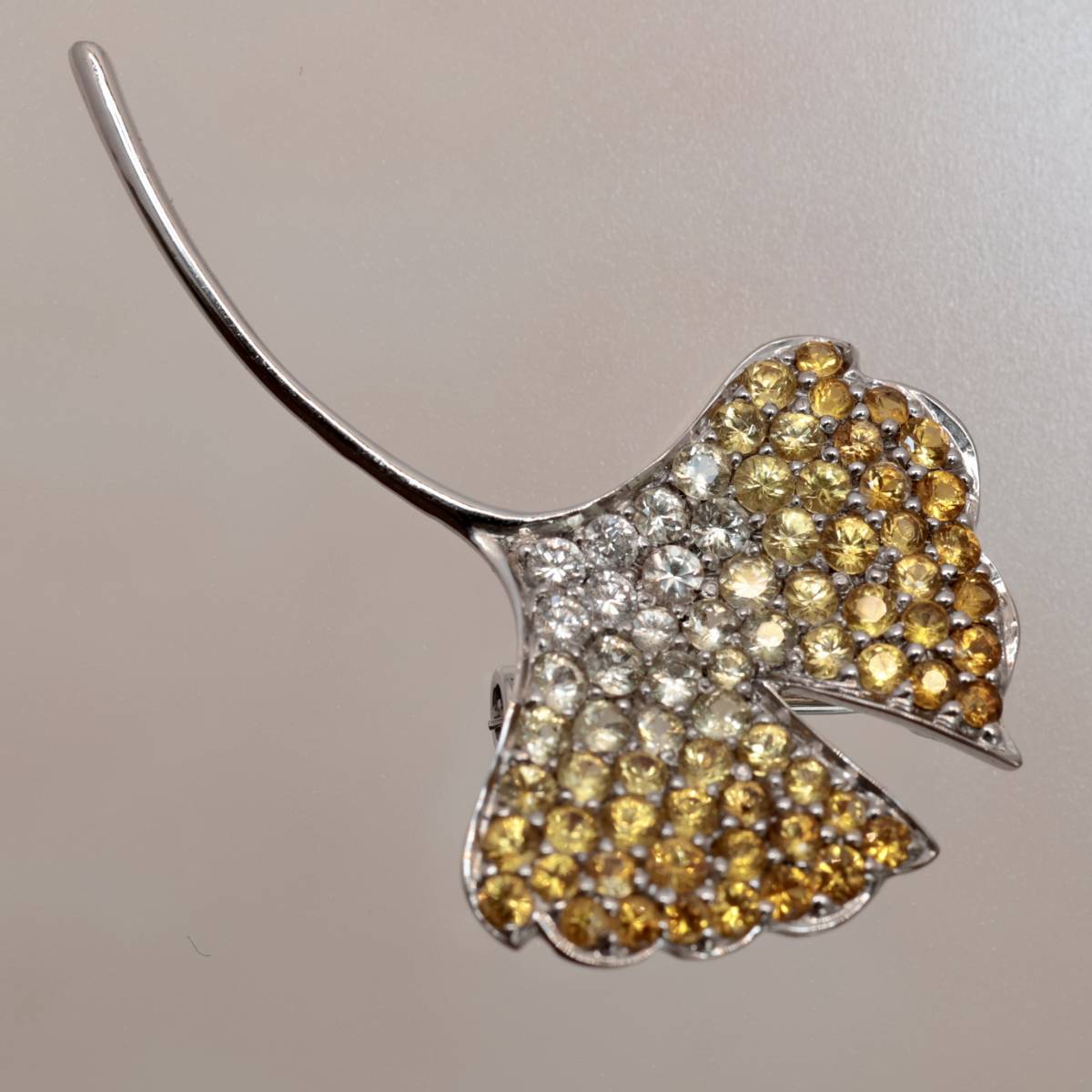 K18 WG YG イチョウ サファイア 1.91ct ダイヤモンド 0.11ct ブローチ
