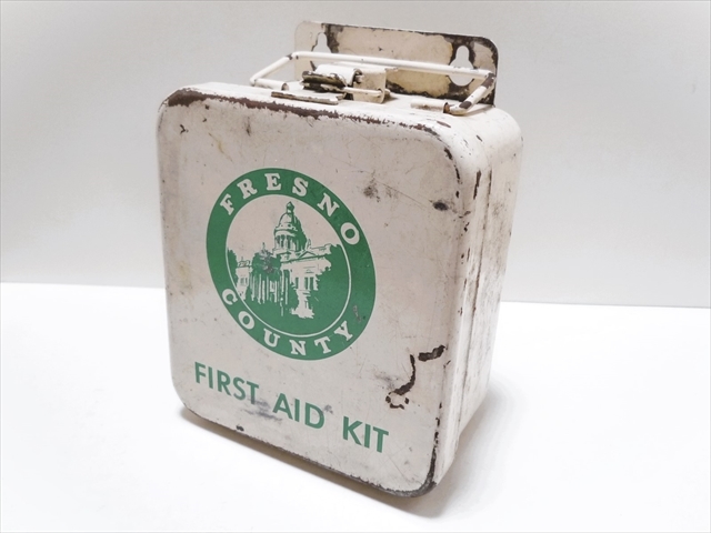 ビンテージ ファーストエイド FIRST AID KIT メディカルキットケース 薬箱 スチール製 小さめ 壁掛け 缶 収納に 小物入れ ディスプレイ USA