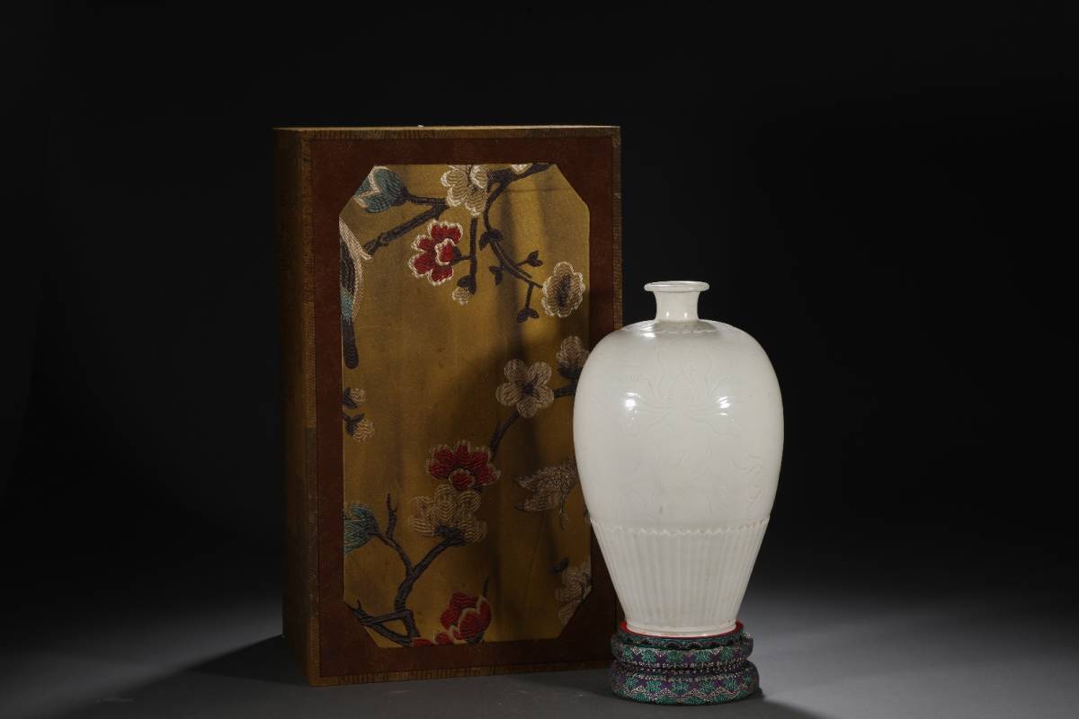 再入荷】 【骨董*珍藏*宋*定窯*古陶瓷器*花卉紋*梅瓶*箱附*極細工*古賞