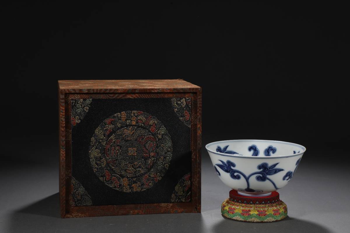再入荷】 【骨董*珍藏*明*成化年*青花*花草紋*賞碗*箱附*極細工*古賞物