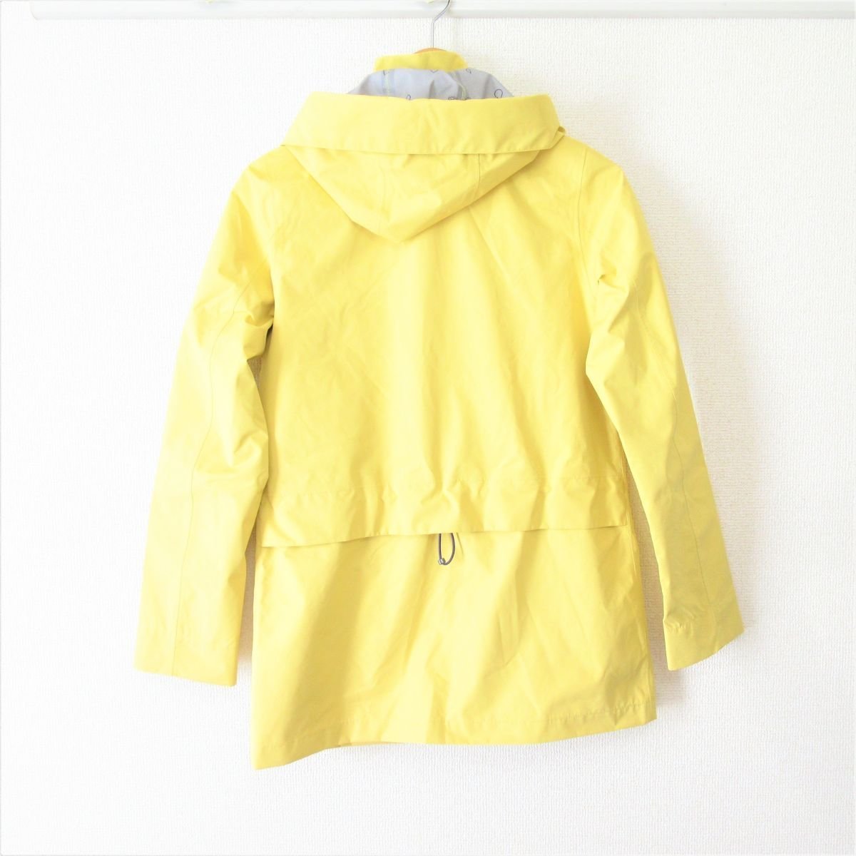 美品 Barbour バブアー WEATHER COMFORT ロゴ刺繍 フード付き レインコート４イエロー 黄色_画像2