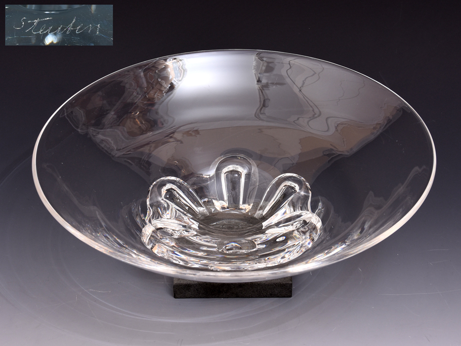 【再入荷！】 アメリカ STEUBEN GLASS スチューベンガラス クリスタル鉢 径：３４cm 大型 高台付 ボウル 工芸ガラス 布袋 しおり　b7539s クリスタルガラス