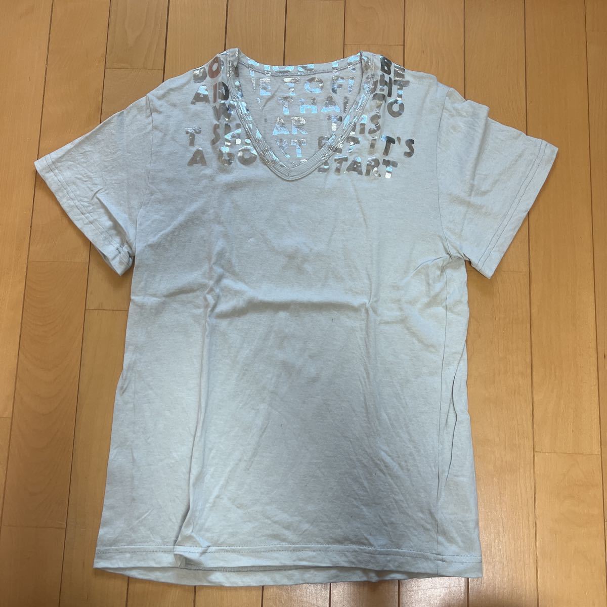 【驚きの値段】 MAISON MARTIN MARGIELA メゾンマルタンマルジェラ エイズTシャツ Vネック半袖Tシャツ グレー 半袖Tシャツ 【驚きの値段】 MAISON MARTIN MARGIELA メゾンマルタンマルジェラ エイズTシャツ Vネック半袖Tシャツ グレー 半袖Tシャツ