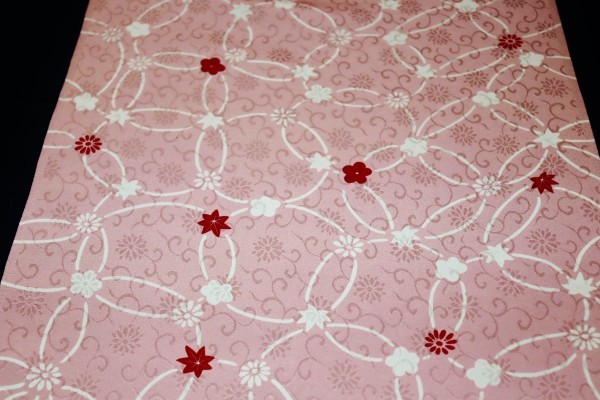 正絹 長襦袢はぎれ 白抜き七宝小花に赤小花散し文様 ピンク地 替え袖用