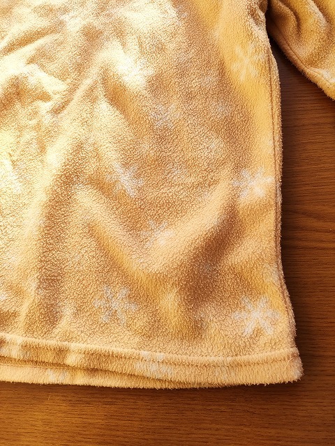 【USEDガール・130cm】冬にぴったり　フリースパジャマ　薄オレンジ_白い雪の結晶柄が入っています