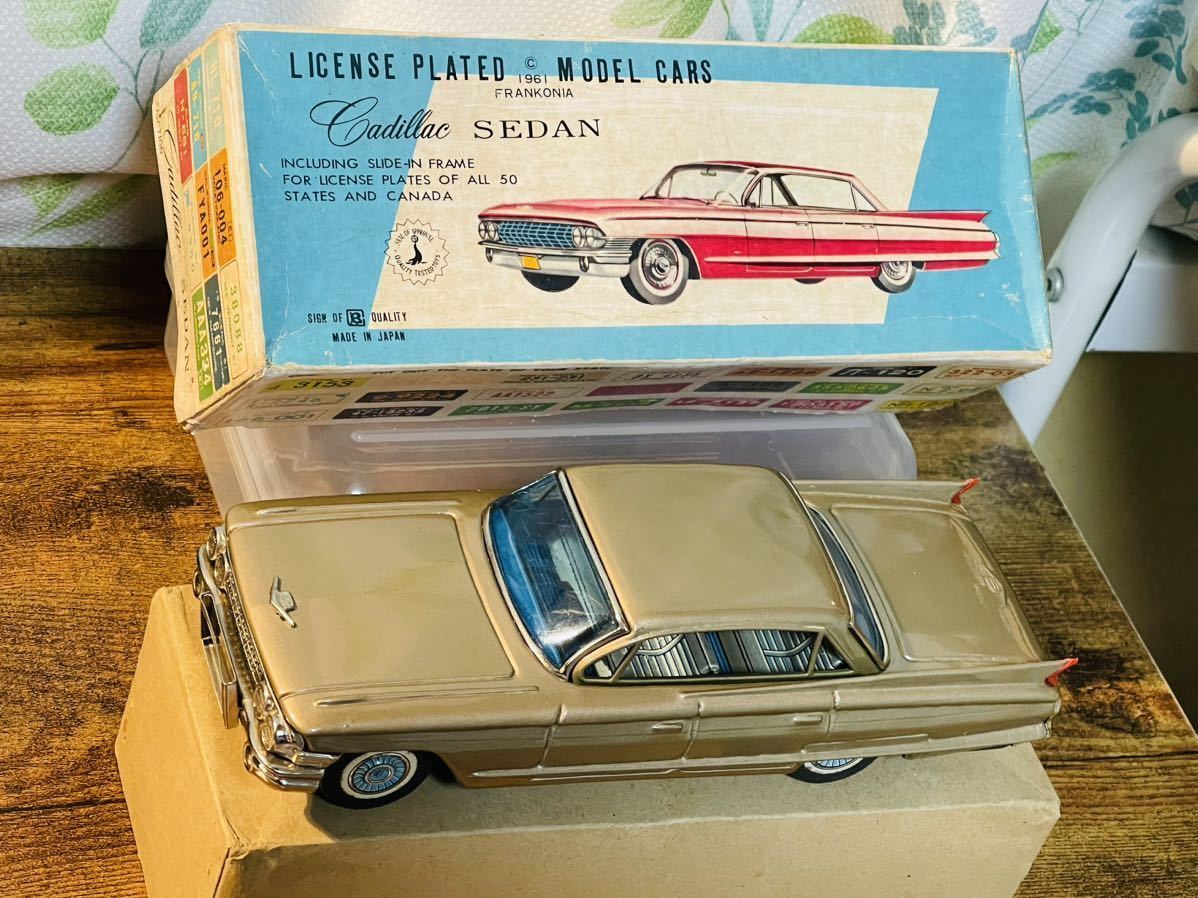 *SIGN OF B QUALITY Cadillac made in Japan tin plate automobile *CADILLAC old car * that time thing * box attaching * valuable * luck with money UP Gold * box size (22.5X8X6)cm