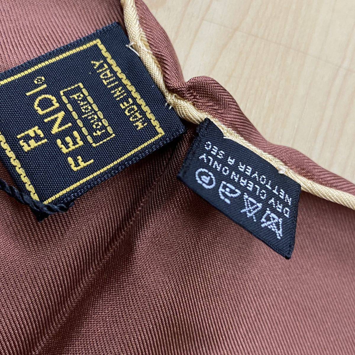 新品 タグ付き FENDI フェンディ シルクスカーフ 手袋 グローブ 柄