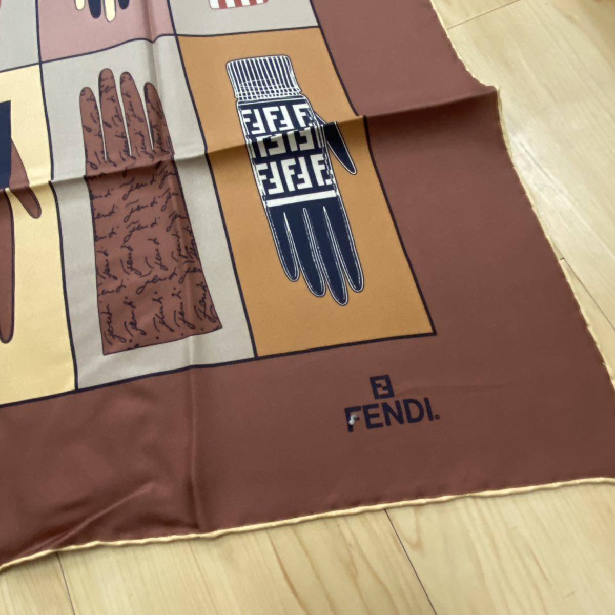 新品 タグ付き FENDI フェンディ シルクスカーフ 手袋 グローブ 柄