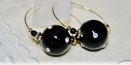  new goods unused clear rhinestone shines black beads. design was done hoop earrings ring earrings 