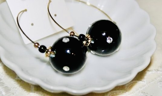  new goods unused clear rhinestone shines black beads. design was done hoop earrings ring earrings 