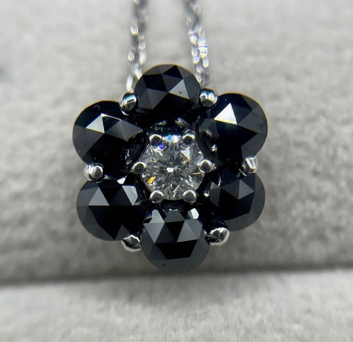 ★お客様専用★ブラックダイヤモンド1.0ct ダイヤモンド 0.15ct K18WGネックレス 花型 フラワーモチーフ ネックレスセット 重量 2.6g ジュ_画像1