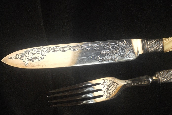アンティーク　１８６７年　純銀製、繊細な細工のナイフ＆フォークセット(h-52)_画像5
