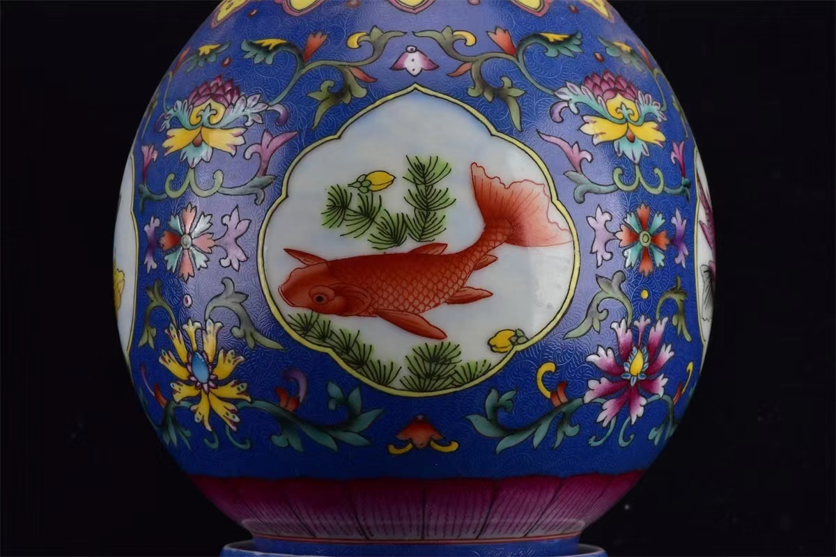 ◆旧蔵◆古美術 中国古玩 大清康熙年製款　祭藍釉　描金　纏枝蓮爬花魚紋轉心瓶　時代物　A35_画像7