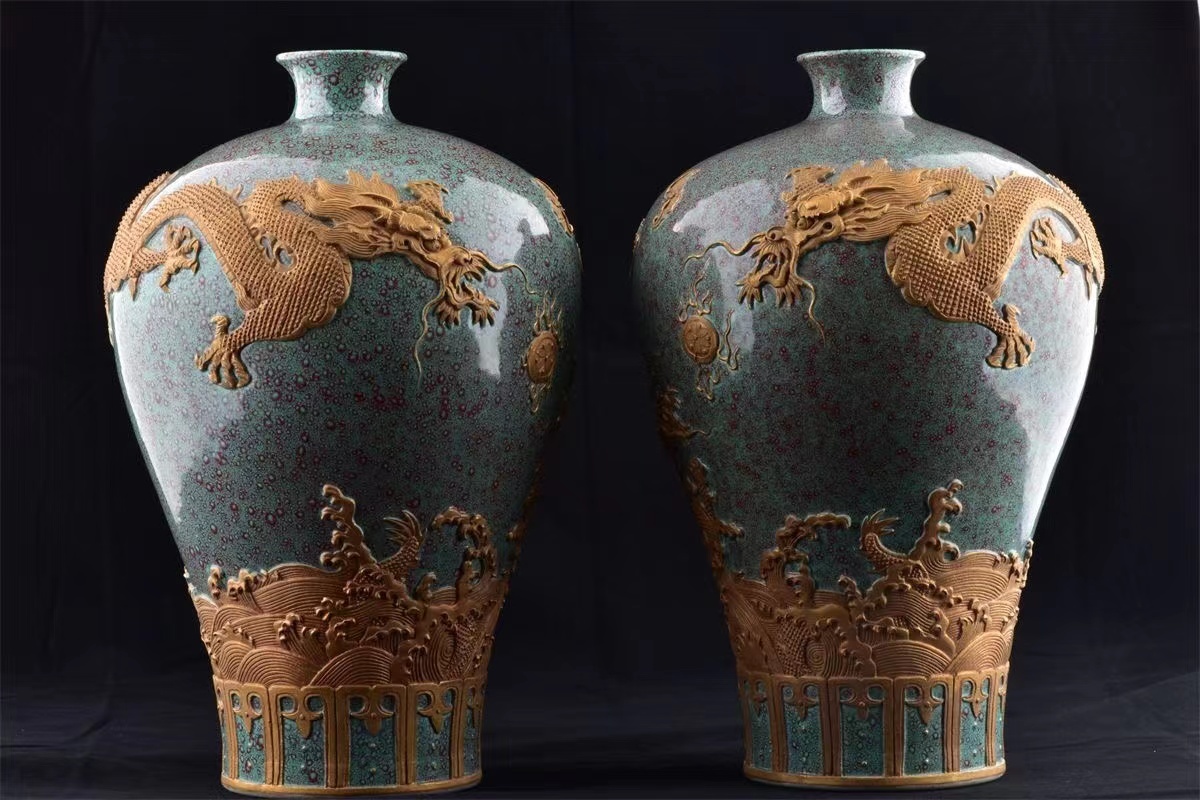 ◇旧蔵◇古美術 中国古玩 大清乾隆年製款 緑釉 描金 浮雕双龍戯珠梅瓶