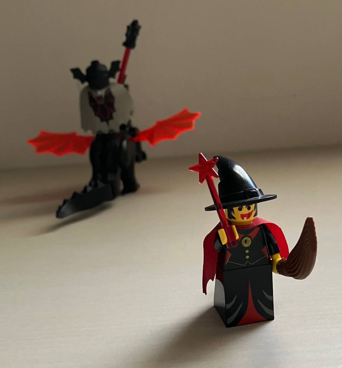大人気新作おもちゃLEGO レゴブロック お城シリーズ ミニフィグ コウモリ男爵&黒龍&魔女