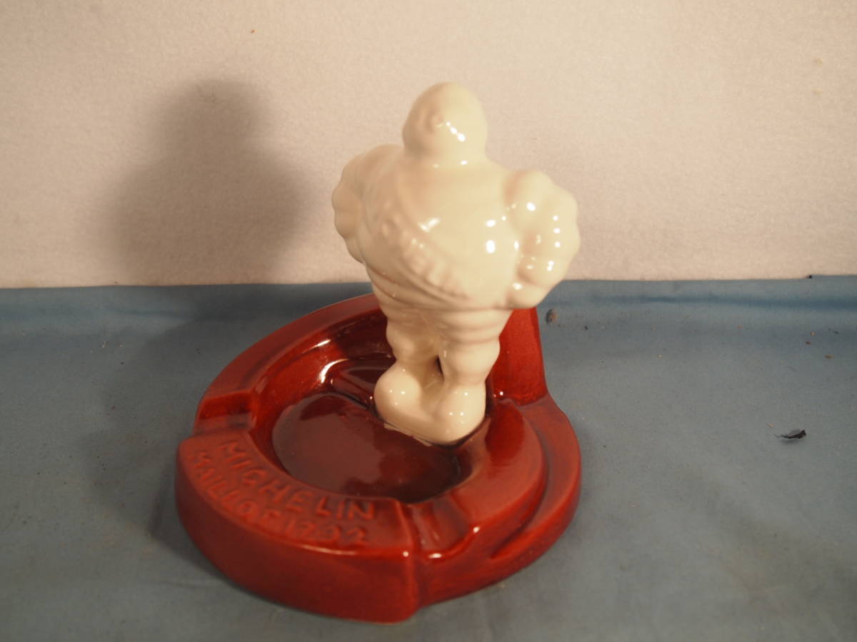 1960~70年代フランス、陶磁器製ミシュランマンの灰皿（バーガンディー色）