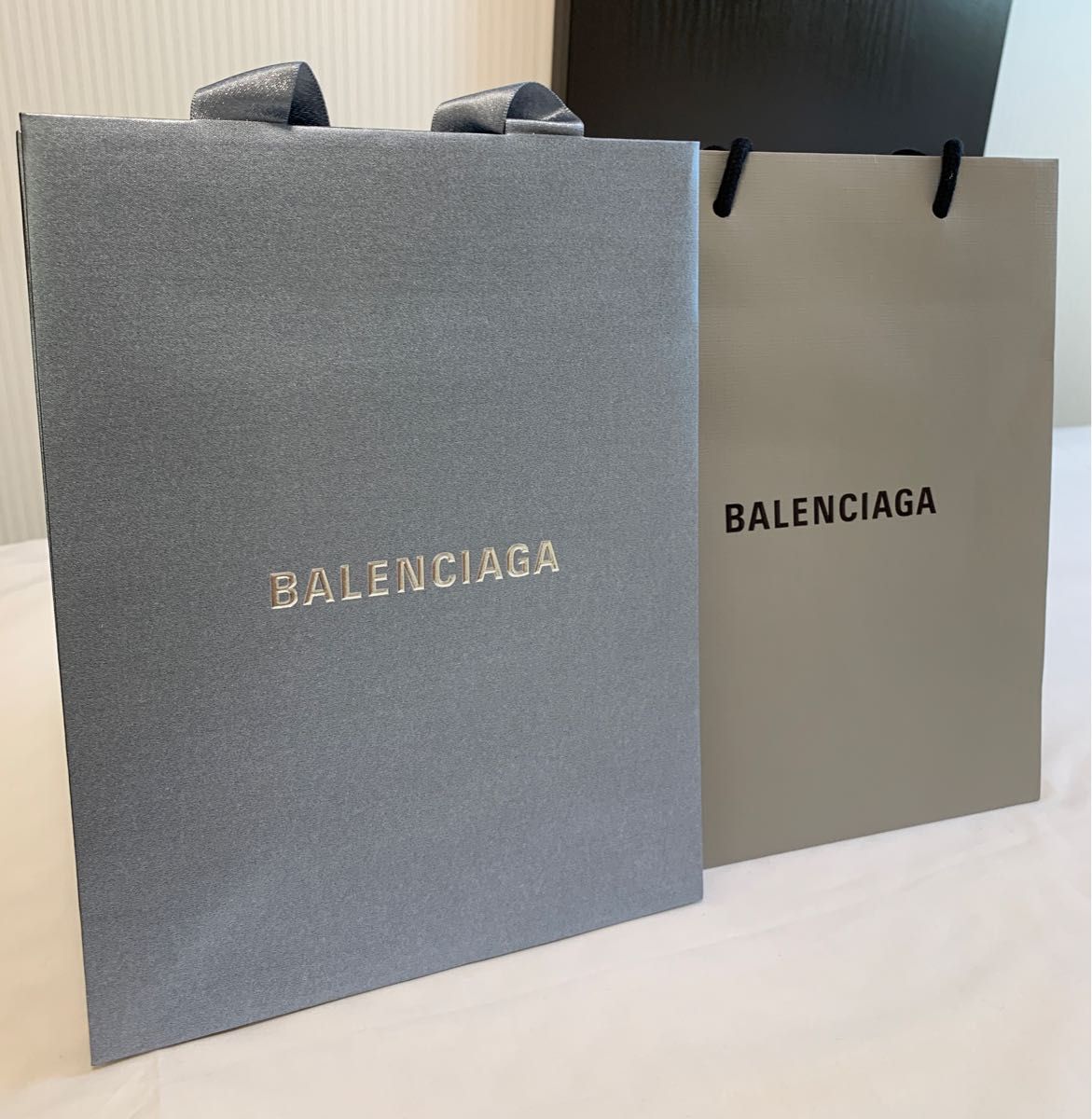 バレンシアガ紙袋　グレー色と青シルバー色　2点セット 紙袋 ショップ袋 手提げ袋