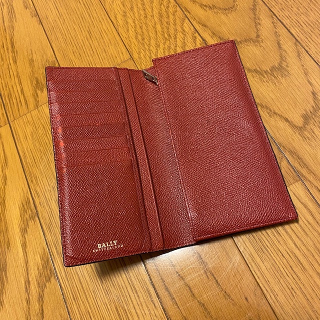 中は,オシャレなレッドです!