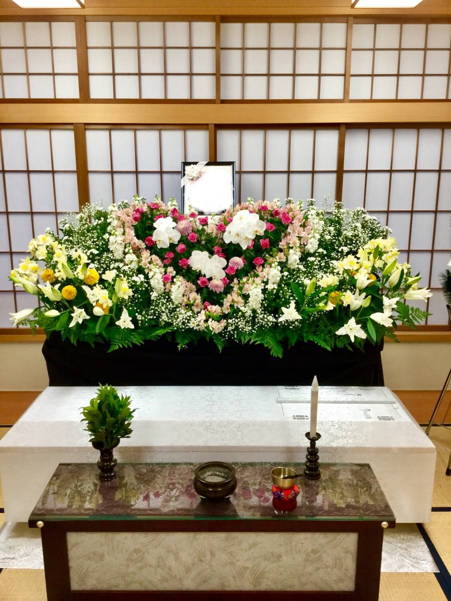 家族で送る小さなお葬式、直葬はご存知ですか？_少しお花を飾って一式25万円！