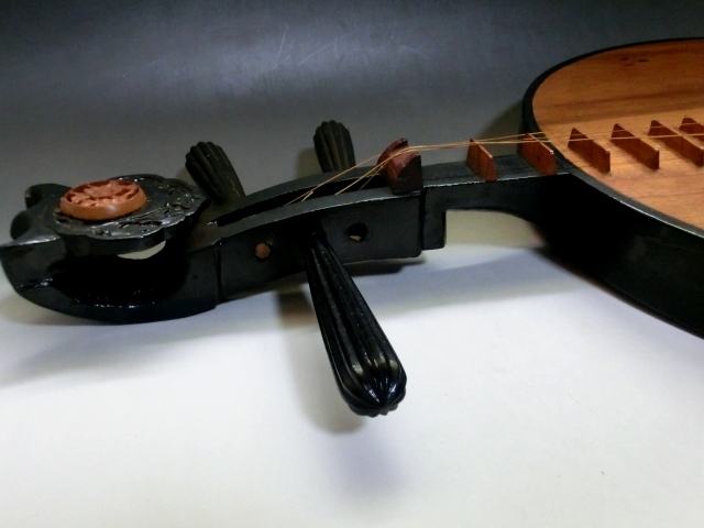  biwa # музыкальные инструменты круг месяц кото локва из дерева традиционные японские музыкальные инструменты фолк кото ( дракон to viva pi- вечеринка Pug en) старый изобразительное искусство #