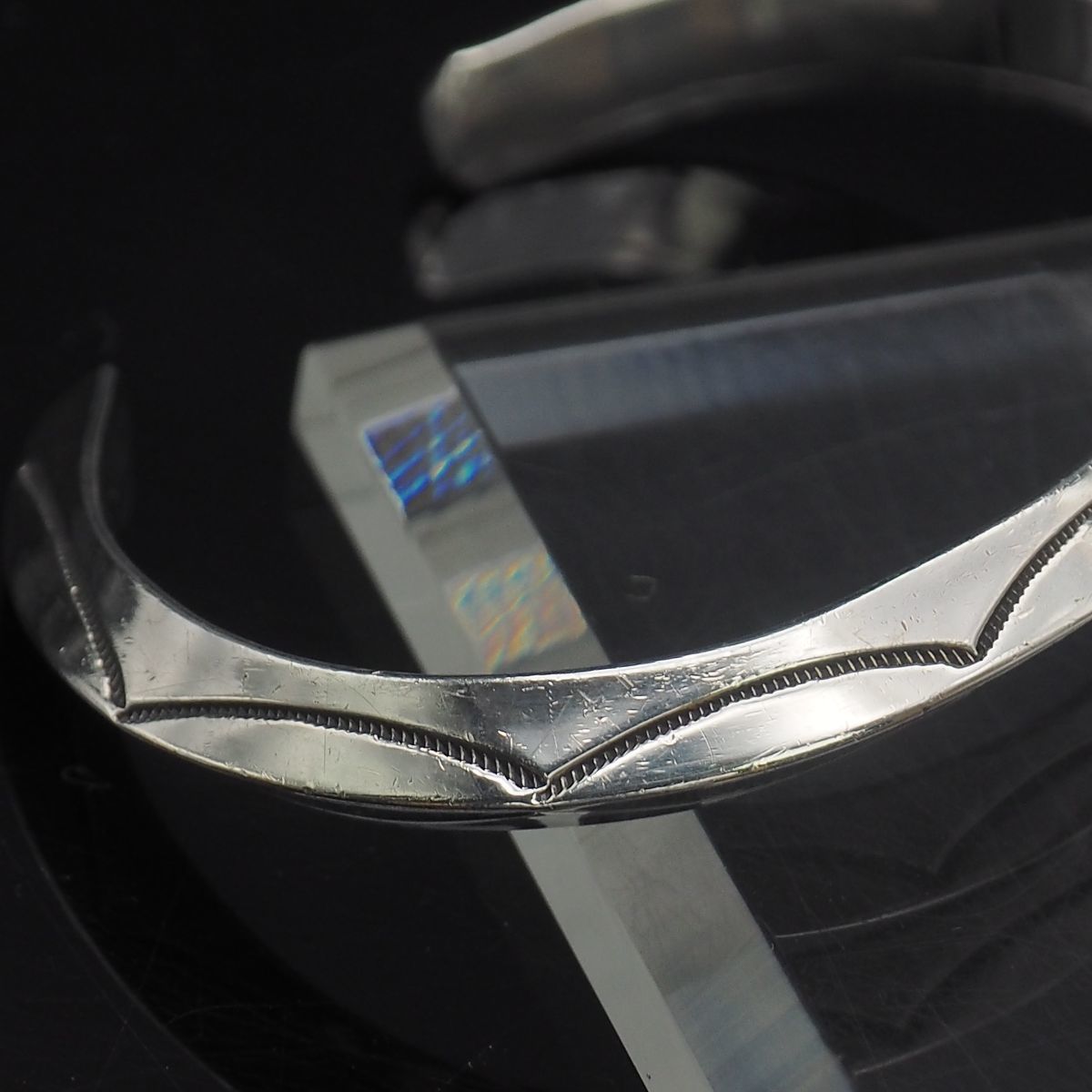 R285 ナバホ STERLING TAHE刻印 バングル スタンプワーク R285 ナバホ STERLING TAHE刻印 バングル スタンプワーク