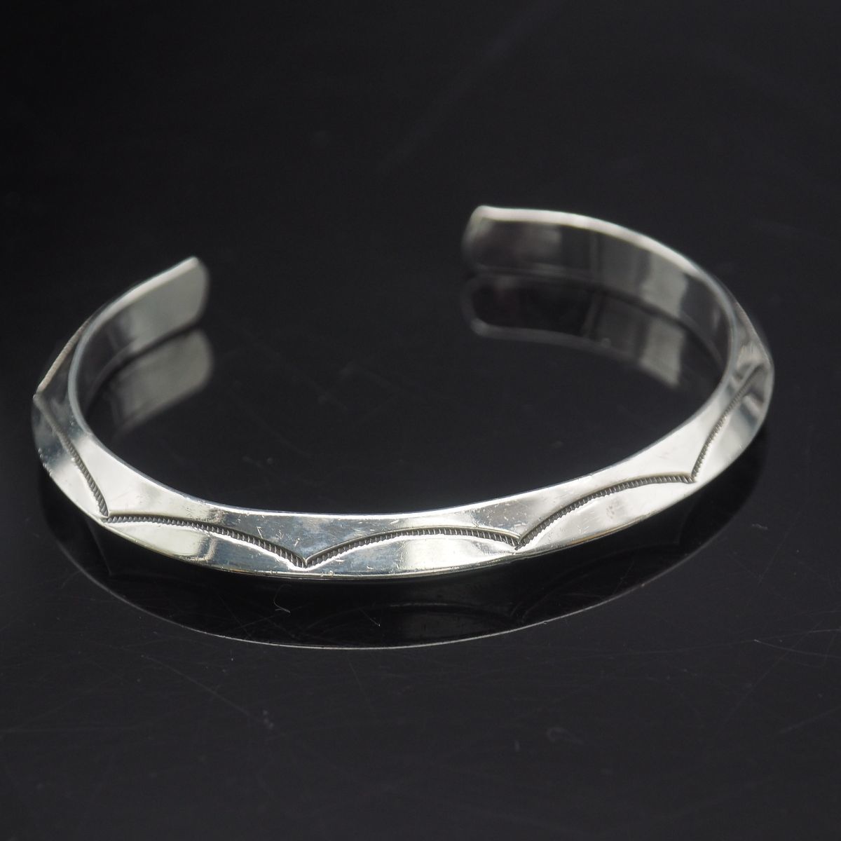 R285 ナバホ STERLING TAHE刻印 バングル スタンプワーク R285 ナバホ STERLING TAHE刻印 バングル スタンプワーク
