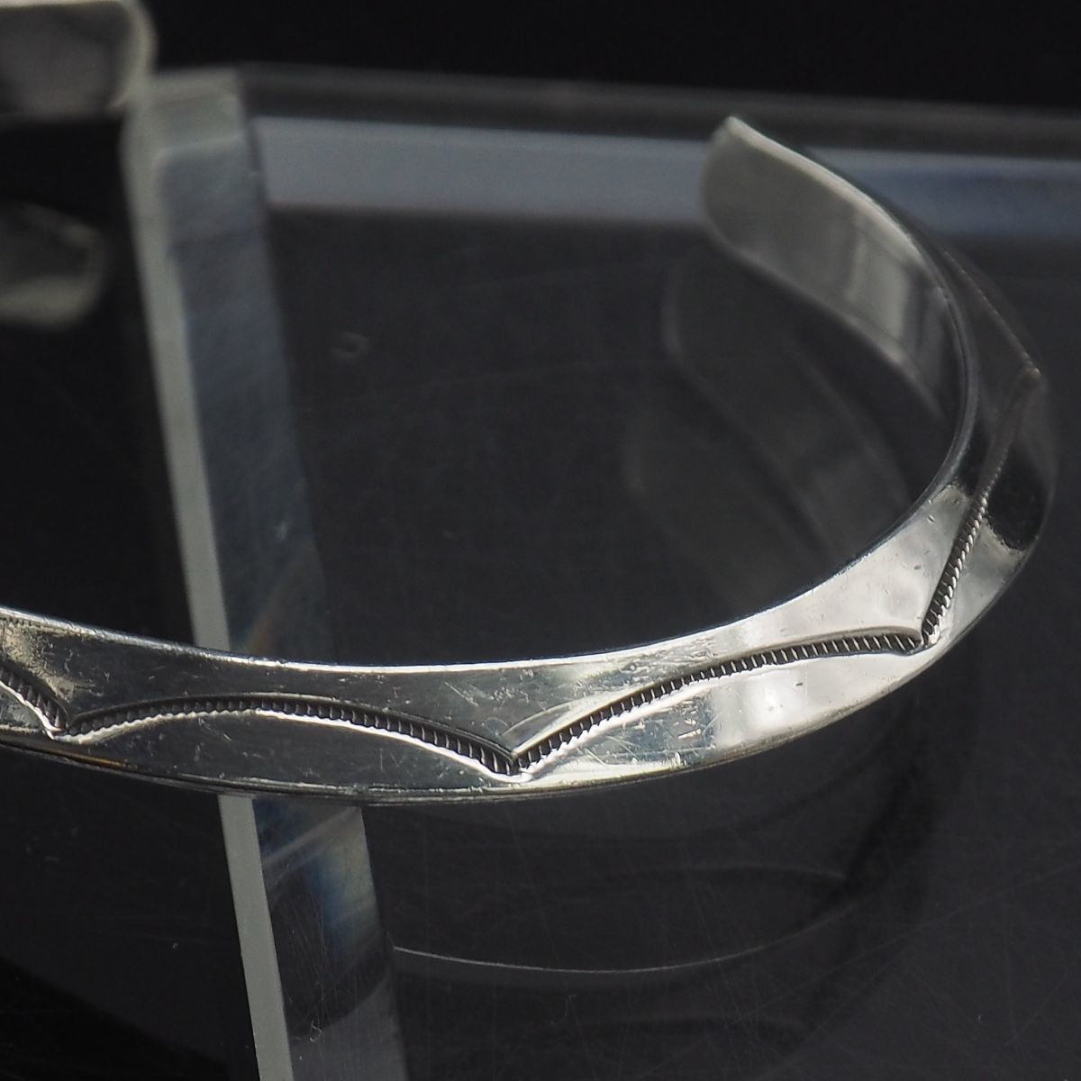 R285 ナバホ STERLING TAHE刻印 バングル スタンプワーク R285 ナバホ STERLING TAHE刻印 バングル スタンプワーク