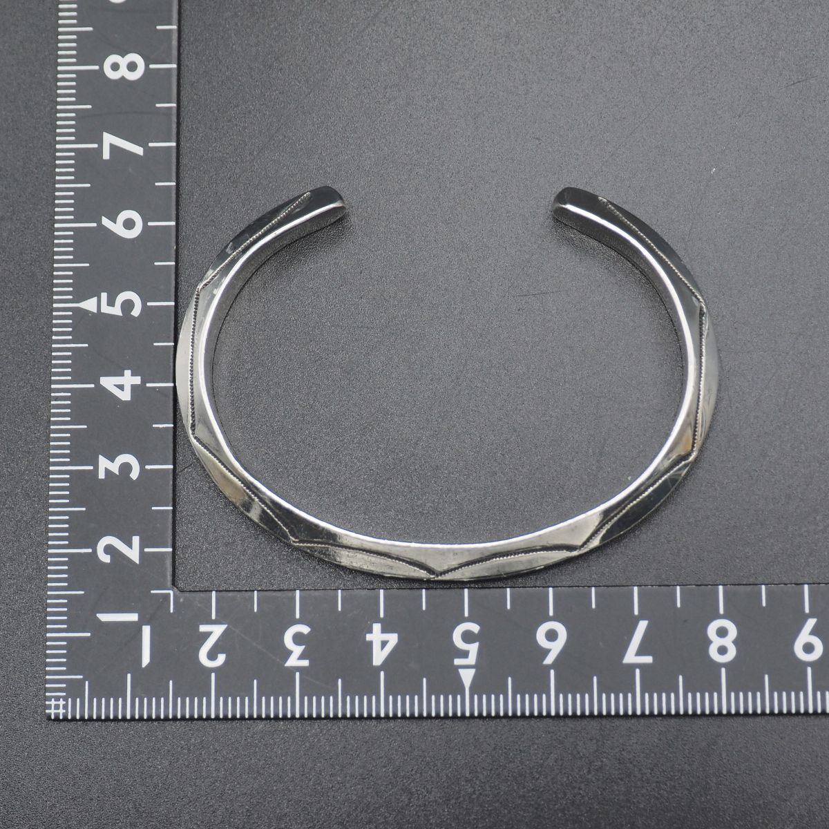 R285 ナバホ STERLING TAHE刻印 バングル スタンプワーク R285 ナバホ STERLING TAHE刻印 バングル スタンプワーク