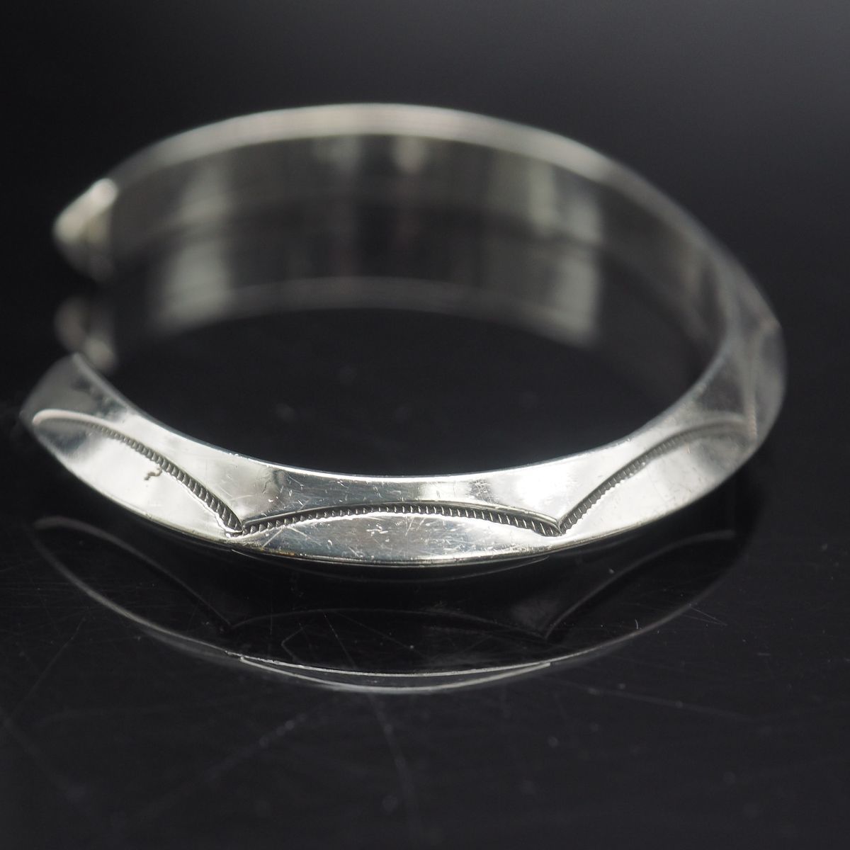 R285 ナバホ STERLING TAHE刻印 バングル スタンプワーク R285 ナバホ STERLING TAHE刻印 バングル スタンプワーク