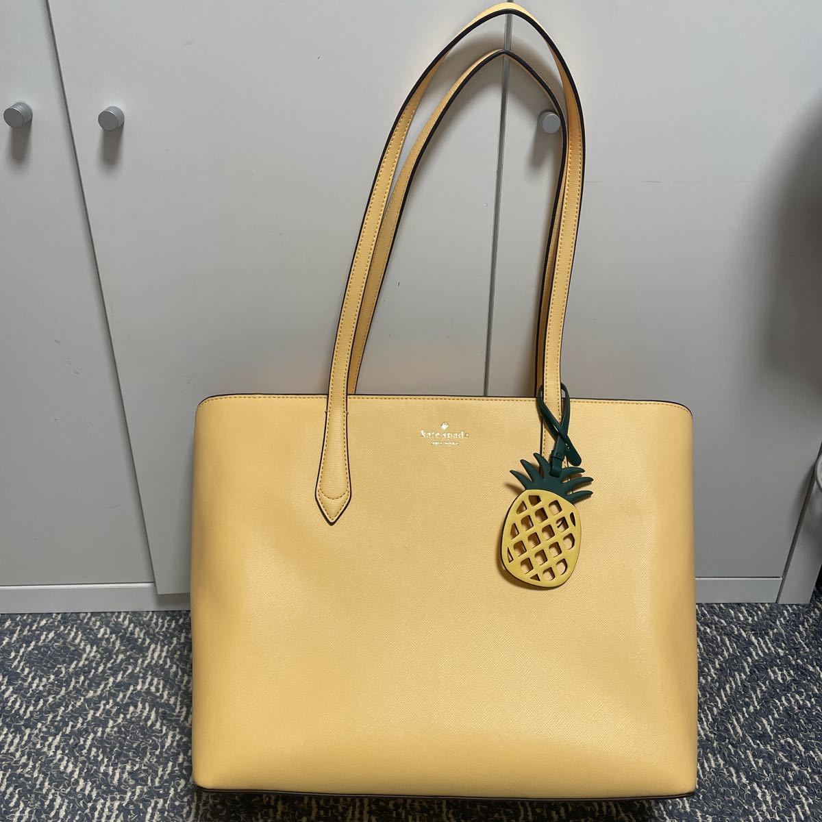 新素材新作 kate spade イエロー パイナップル トートバッグ 新品 ケイトスペード MARLEE SAFFIANO TOTE BAG 無地 黄色 チャーム付き サフィアーノ トートバッグ