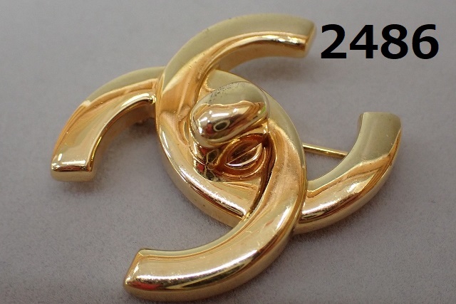 【高い素材】 AC-2486　シャネル　ブローチ　97年　ターンロック・ゴールドカラー レターパック370円発送可能 ブローチ