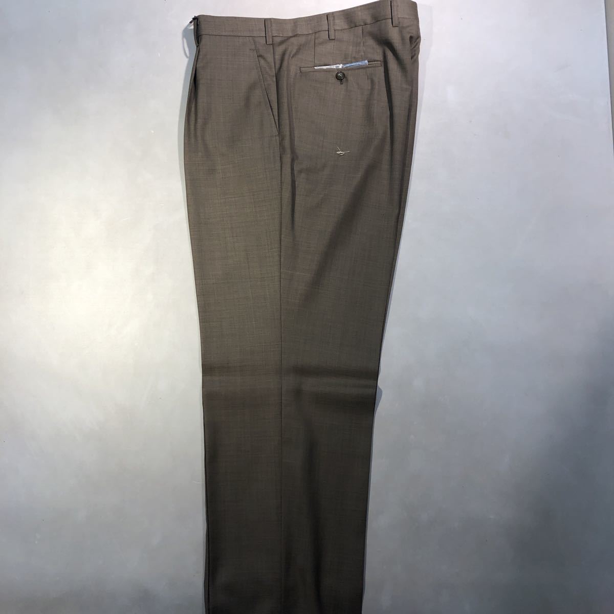 新品タグ付き　高級JEANPAUL GIRBAUD 2Bシングルスーツ　サイズBB5 カーキー系　総裏/サイドベンツ　1タック/94cm 激安特価メンズスーツ_画像6