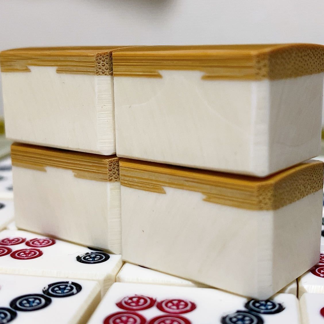 年代物】 麻雀牌 象牙風 竹背牌 / ケース付き 中古品 年代物】 麻雀牌 象牙風 竹背牌 / ケース付き 中古品