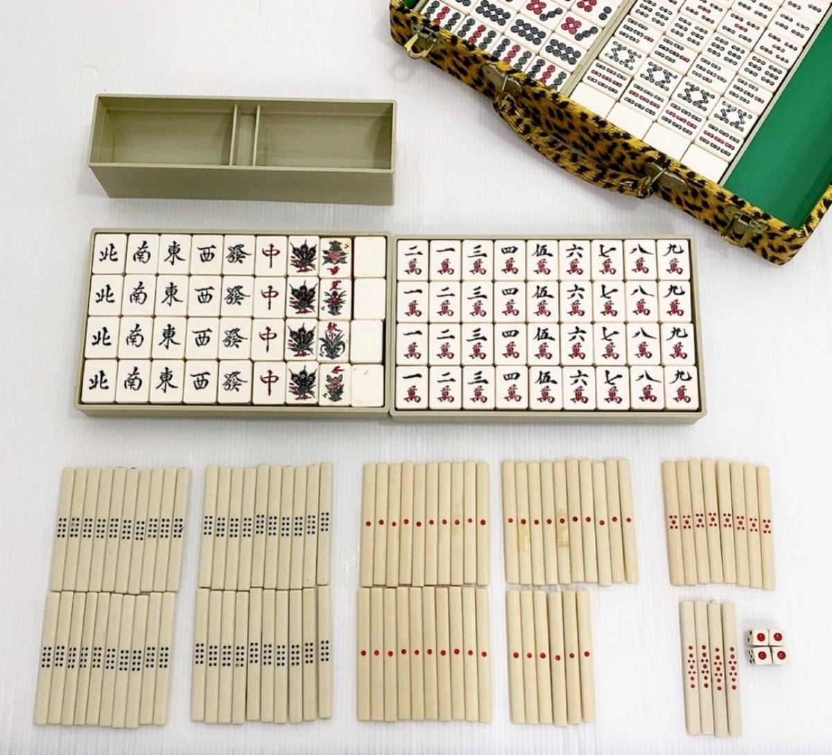 年代物】 麻雀牌 象牙風 竹背牌 / ケース付き 中古品 年代物】 麻雀牌 象牙風 竹背牌 / ケース付き 中古品