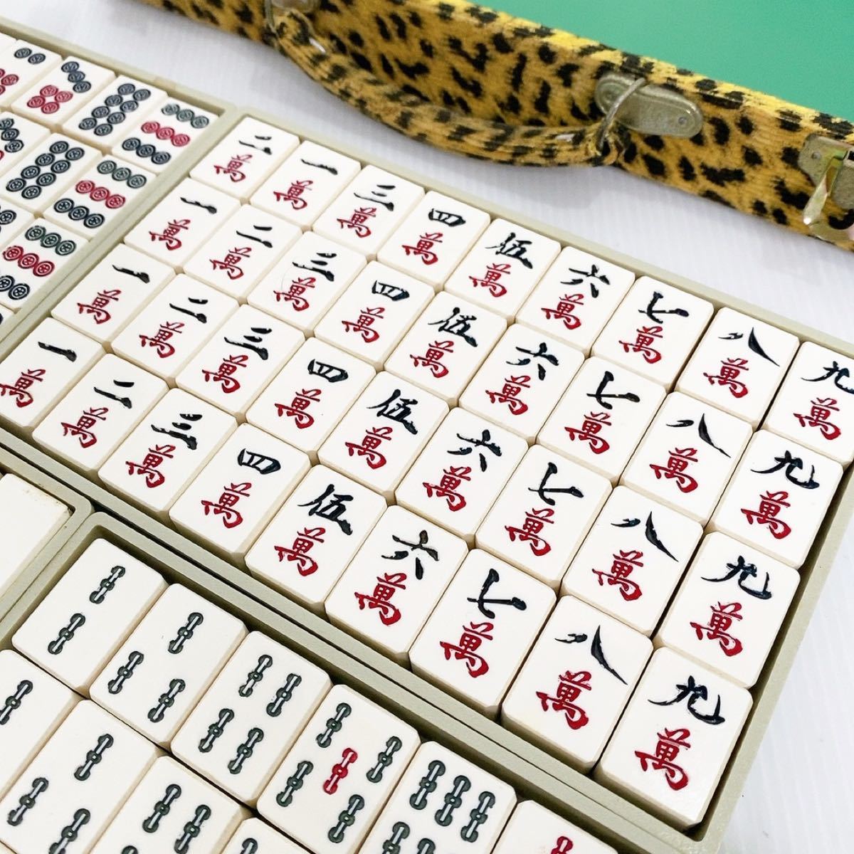 年代物】 麻雀牌 象牙風 竹背牌 / ケース付き 中古品 年代物】 麻雀牌 象牙風 竹背牌 / ケース付き 中古品
