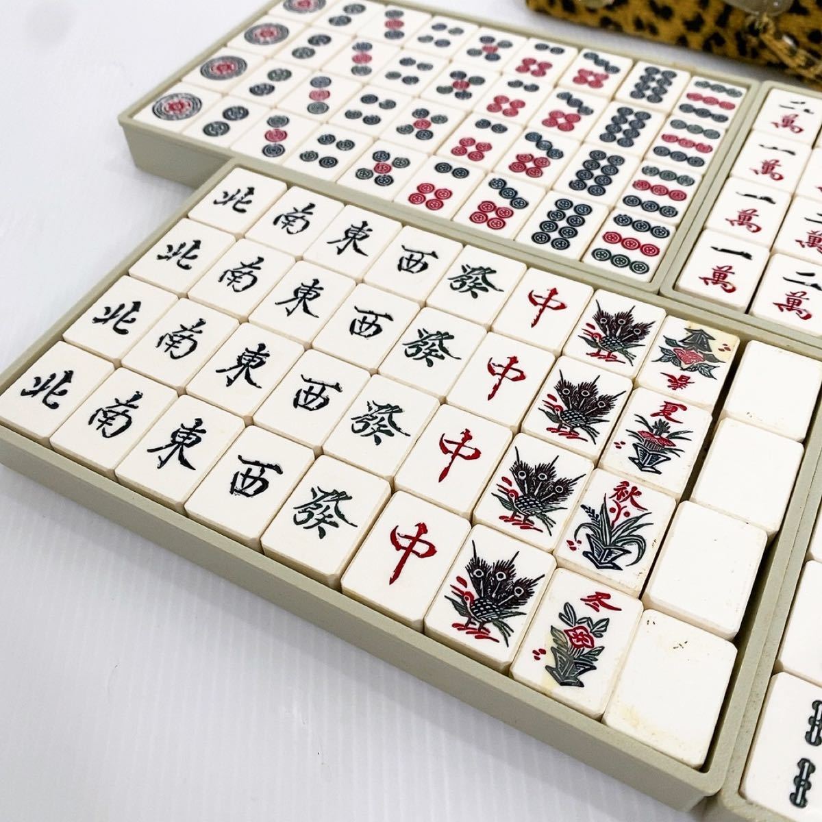 年代物】 麻雀牌 象牙風 竹背牌 / ケース付き 中古品 年代物】 麻雀牌 象牙風 竹背牌 / ケース付き 中古品