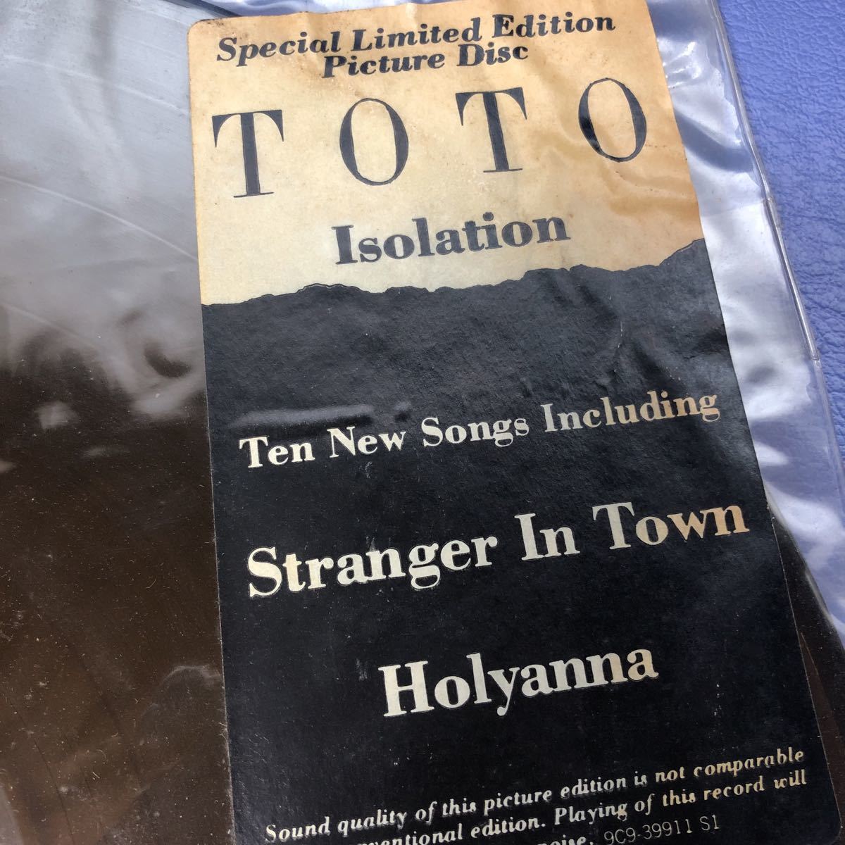 D LP TOTO ピクチャーレコード Isolation Stranger In Town Ten New Songs Including レコード 5点以上落札で送料無料_画像2