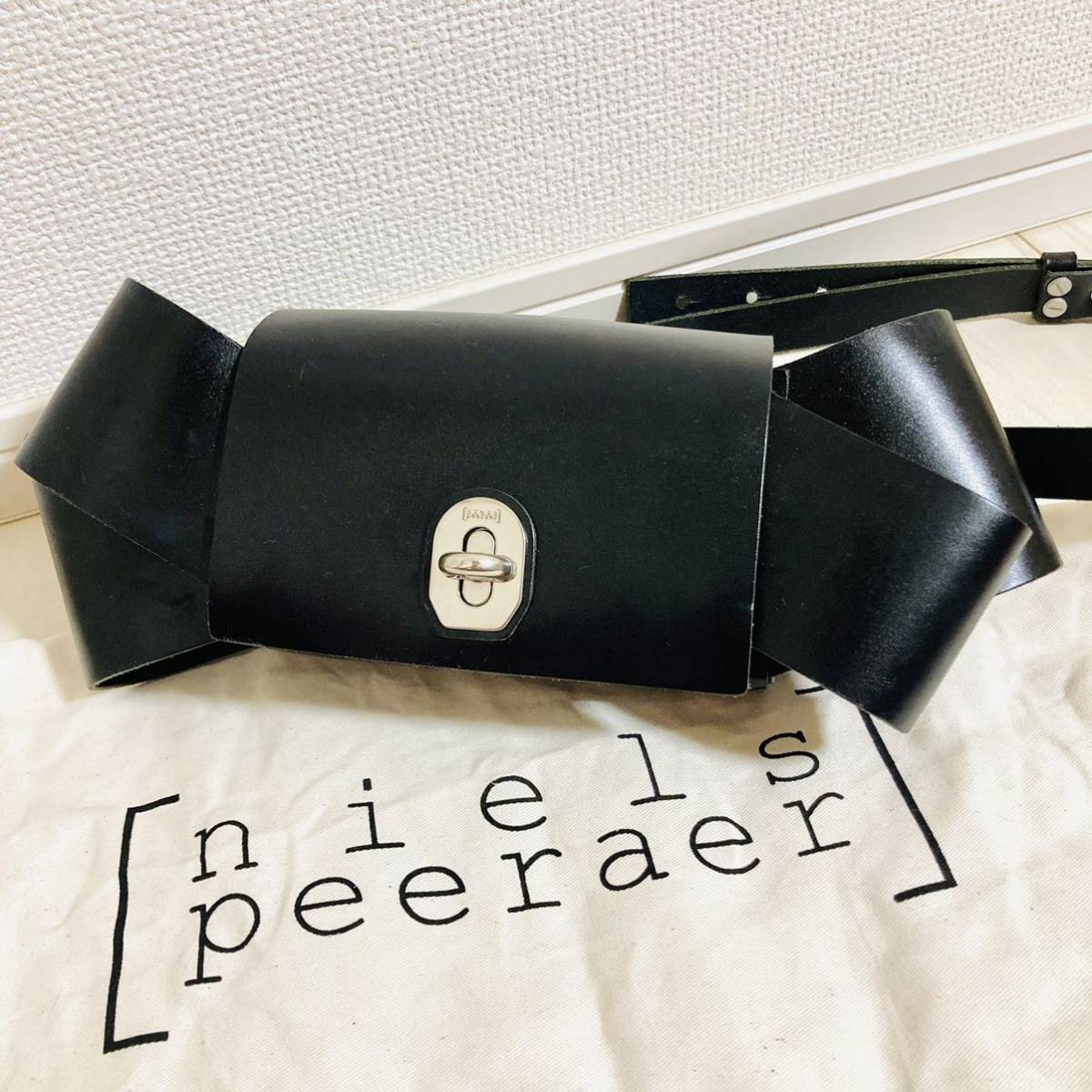 ★極美品★ Neels Peeraer ニールスペラール オールレザー ベルトバッグ ウエストバッグ ヒップバッグ BK 黒 ブラック リボン 牛革 SV金具_画像1