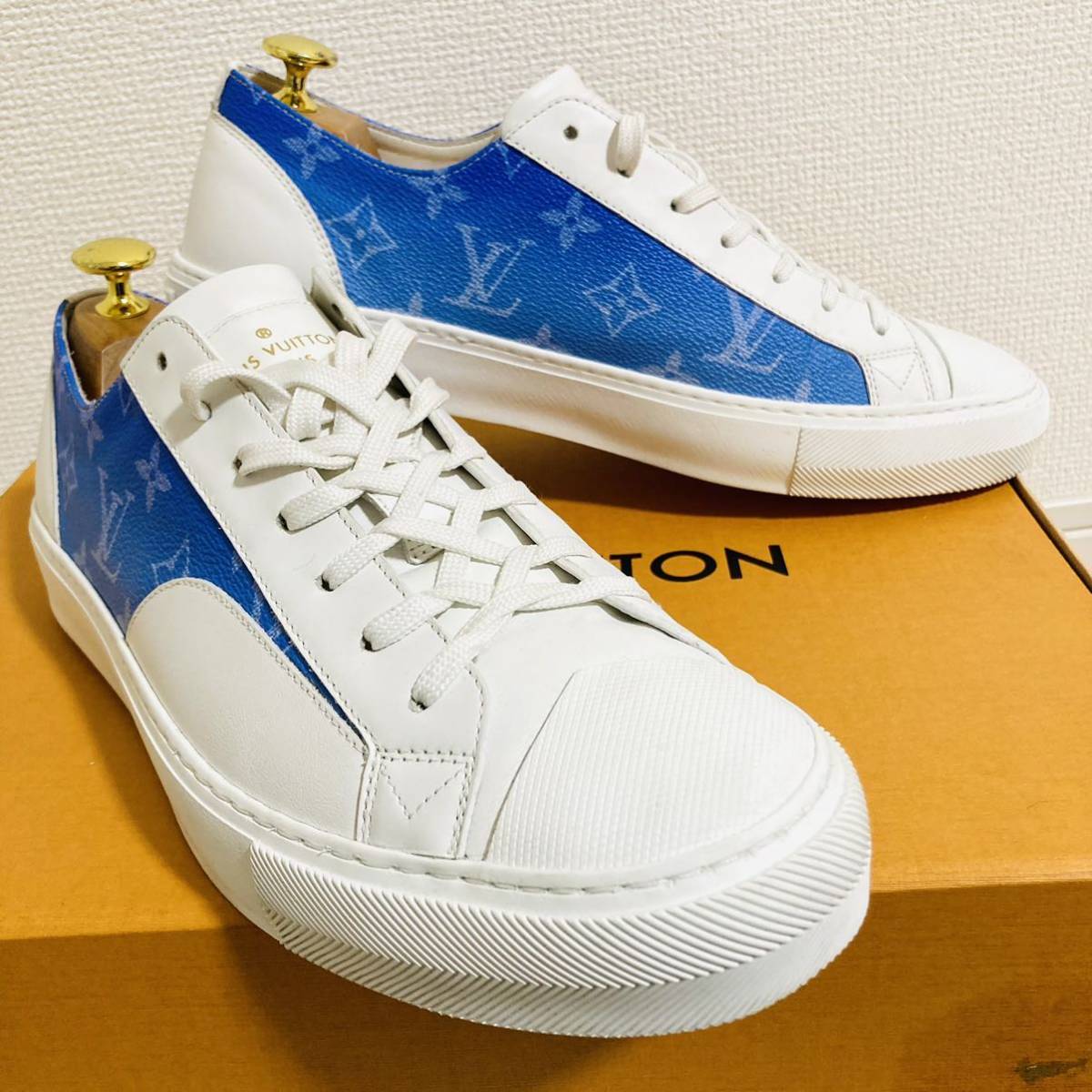 ★レア美品★ ルイヴィトン LOUIS VUITTON 7.5 約26㎝ クラウズモノグラム タトゥーライン レザースニーカー 専用箱 白 WH 青  ブルー BL