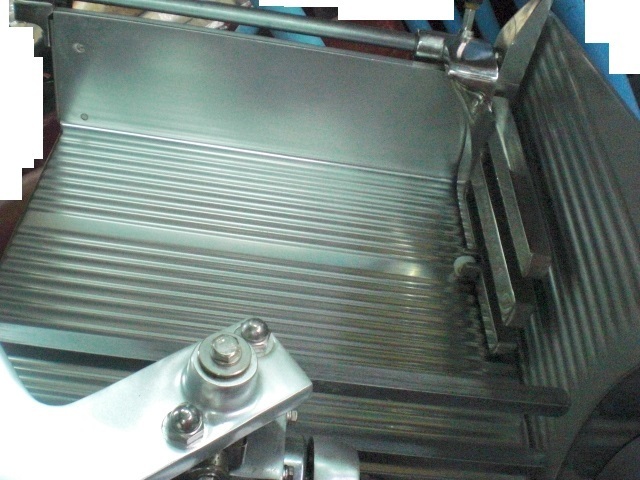 業務用　ワタナベフーマック　卓上　スーパービック　冷凍スライサー　ＷＢＧ－350ＳＴ　３相２００Ｖ キャスター付き（4157）_画像7
