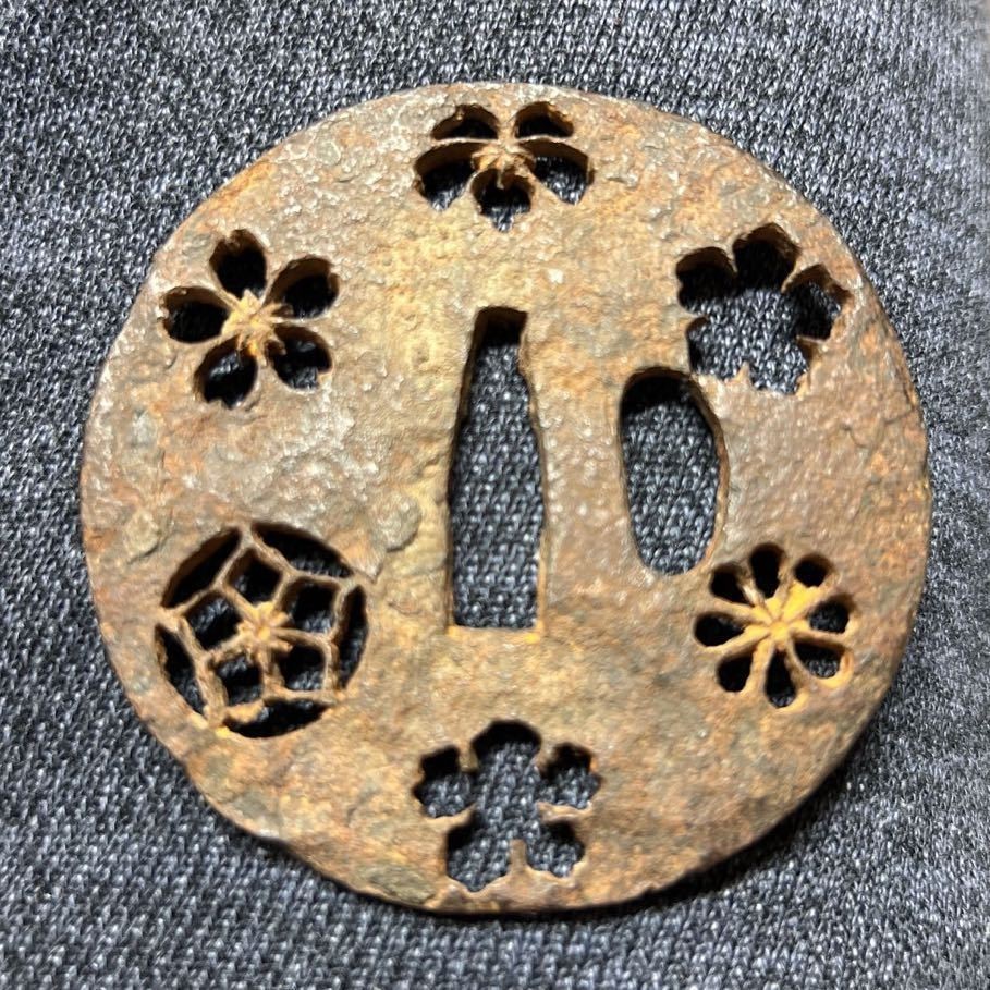 初だし 鉄地 鍔 金銀象嵌 「山水雲の図、 木箱付 △60G750△美術刀剣装具・鉄地花文金象嵌鍔・木箱付・時代 (鍔
